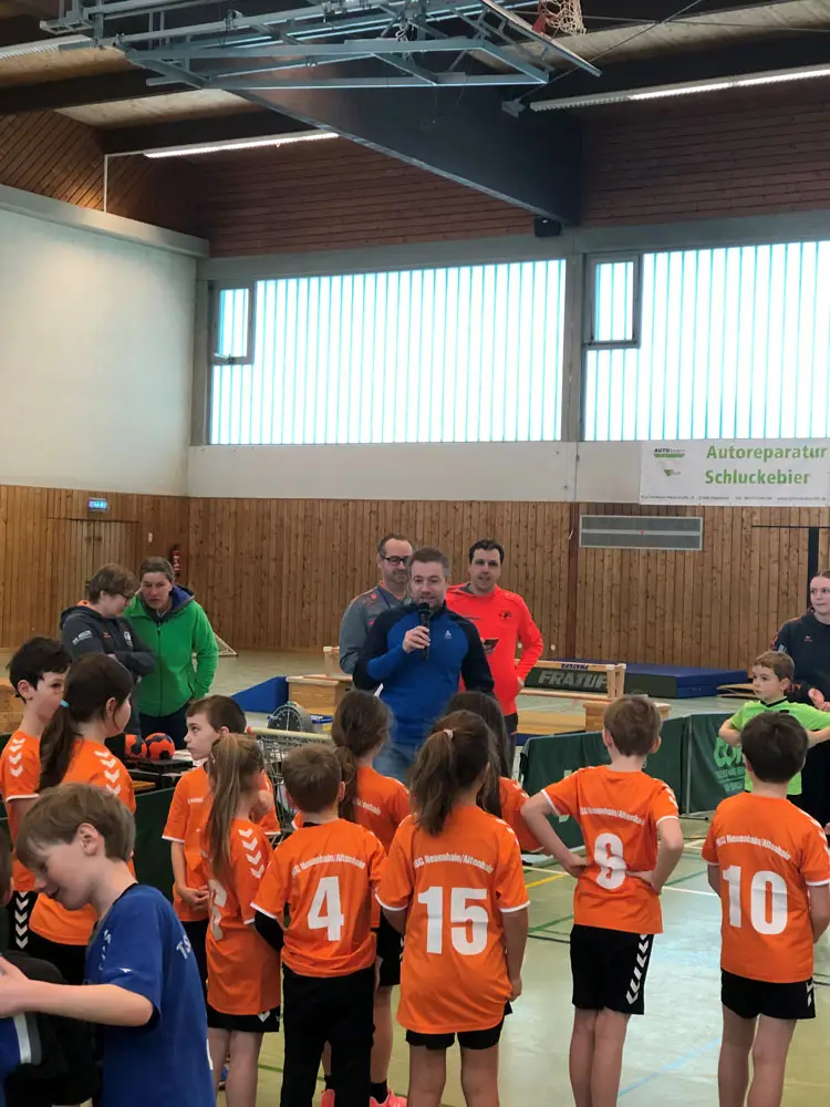 Buergermeister Steffen Bonk eroeffnet Mini Spielefest 2023