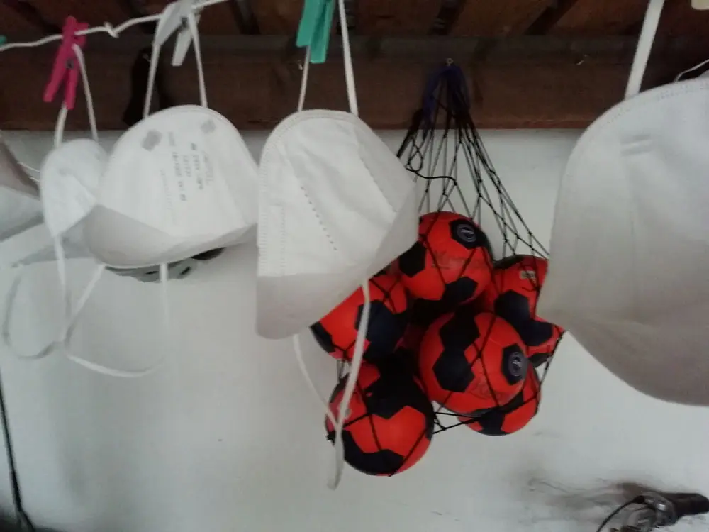 Handbaelle warten auf ihren Einsatz waehrend Corona